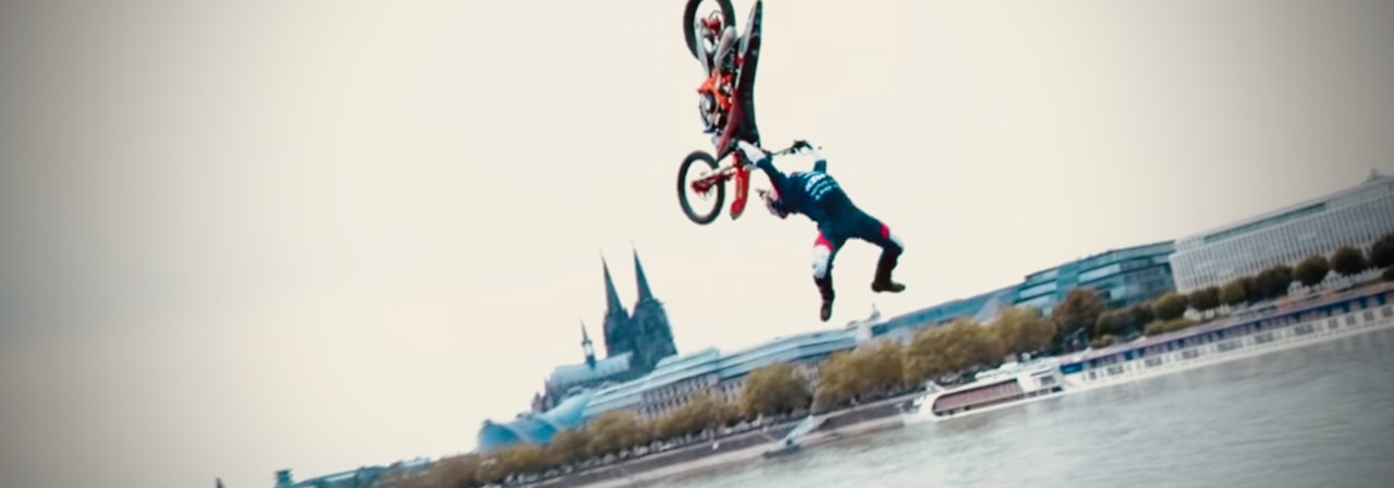 Luc Ackermann jumps over the Rhine